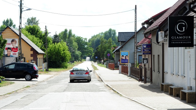 W Osinowie Dolnym jest więcej zakładów fryzjerskich niż domów. Pomimo spadającej liczby klientów (po pandemii koronawirusa) nie zamknięto ani jednego zakładu fryzjerskiego.
