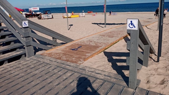 Nowe udogodnienia dla osób niepełnosprawnych i rodziców z dziećmi w wózkach pojawiły się na międzyzdrojskiej plaży.