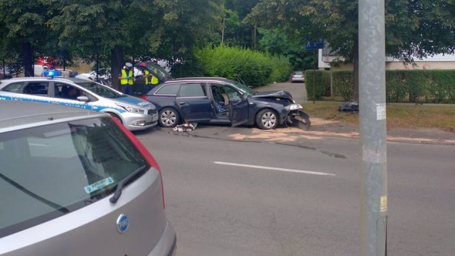 Częściowo zablokowana jest ulica Dąbrowskiego w Szczecinie. Pijany kierowca uciekał policjantom. Wszystko skończyło się na drzewie.