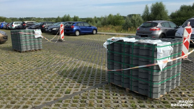 Nawierzchnia parkingu ParkRide przy ul. Hangarowej do remontu - uszkodzone są ażurowe, betonowe płyty.