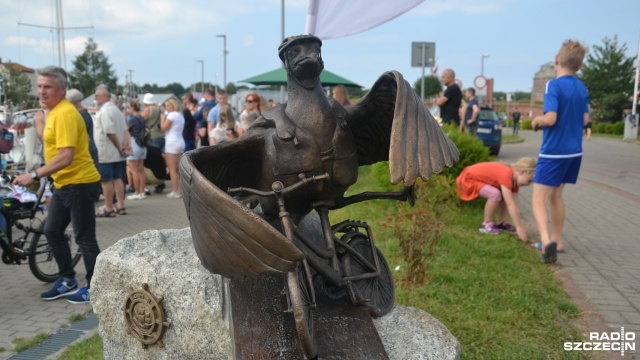 Najpopularniejsza mewa w Kołobrzegu ma swoją kolejną rzeźbę. Tym razem pojawiła się ona na marinie.