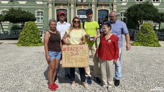 Ok. 10-osobowa grupa, w czwartek przed Urzędem Miasta Szczecin, domagała się wstrzymania wycinki 400 drzew pod powstający budynek przedszkola.