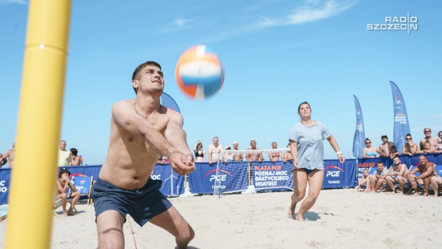 Gry i atrakcje dla każdego na plaży w Międzyzdrojach. Trwa akcja Poznaj moc bałtyckiego wiatru.