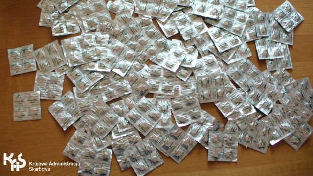 Nielegalne farmaceutyki w paczkach z Indii i Tajlandii - ujawnili je funkcjonariusze zachodniopomorskiej Krajowej Administracji Skarbowej.