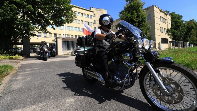 Z okazji Święta Wojska Polskiego pięćdziesięciu motocyklistów - żołnierzy Wojska Polskiego, rozpoczęło rajd pamięci żołnierzy-dowódców, którzy zginęli w katastrofie lotniczej pod Smoleńskiem.