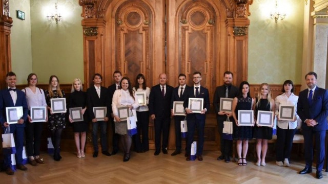 Najzdolniejsi młodzi naukowcy odebrali Stypendia Prezydenta Szczecina. Około 300 tysięcy złotych trafiło do dziewięcioro doktorantów i dziesięcioro studentów.
