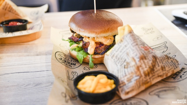 Pyszne burgery z mięsa ze zrównoważonych hodowli w Przepisie na Sobotę. Odwiedzamy Restaurację Meet  Fit Slow Food.