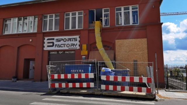 Trwa przebudowa Domu Kultury Słowianin w Szczecinie. Do końca miesiąca zaplanowano rozbiórkę klatki schodowej, ścianek działowych oraz dachu.