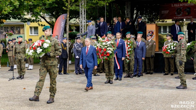 Żołnierze ze szczecińskiego garnizonu swoje święto obchodzili na prawobrzeżu. Przed Pomnikiem Niepodległości na osiedlu Słonecznym zebrało się ponad stu mundurowych różnych formacji oraz przedstawiciele władz państwowych i lokalnych.