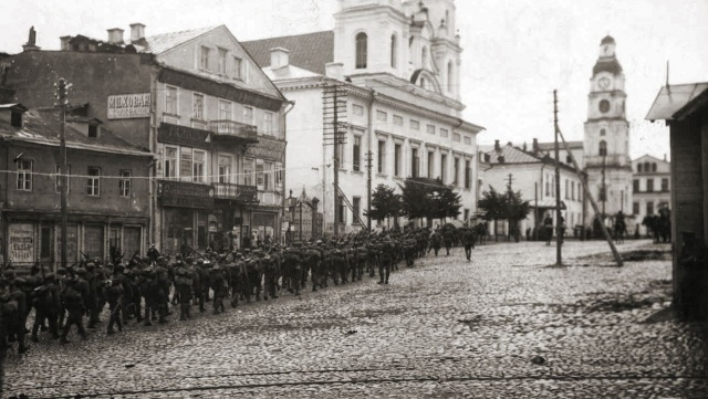 Jednym z zapomnianych bohaterów wojny polsko-bolszewickiej jest Feliks Ciechomski - artysta plastyk, jeden z ostatnich po kądzieli potomków Fryderyka Chopina.