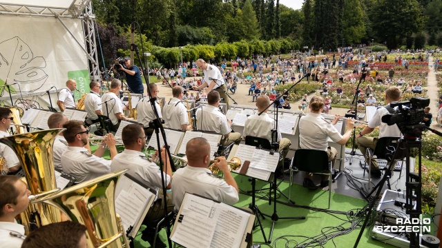 Z okazji Święta Wojska Polskiego na szczecińskiej Różance Orkiestra Wojskowa zagrała piosenki i melodie filmowe z małego i dużego ekranu.