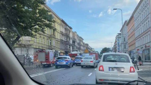 Samochód osobowy zderzył się z ciężarówką w centrum Szczecina. Do zdarzenia doszło w alei Wojska Polskiego.