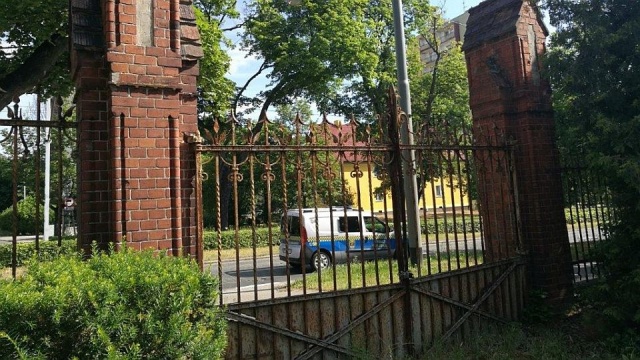 Rusza remont zabytkowej, nieużytkowanej dotychczas bramy na Cmentarzu Centralnym w Szczecinie. Znajduje się ona pomiędzy bramą główną, a drugim czynnym wejściem.
