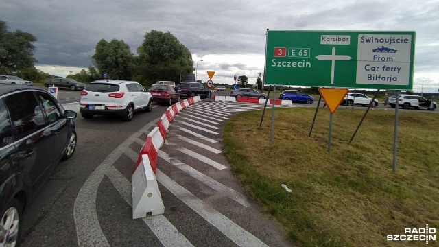 Ogromne kolejki do promów w Świnoujściu. Zator utworzył się na wyspie Uznam i Wolin.
