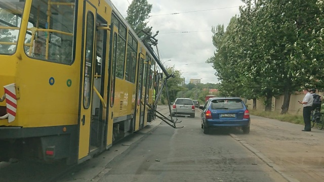Awaria zasilania tramwaju linii nr 11 w okolicach Stoczni Szczecińskiej.
