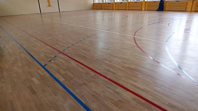 Odporna na wilgoć, antypoślizgowa i przystosowana do uprawiania różnych sportów. Nowa podłoga w sali gimnastycznej podstawówki numer 11 czeka już na stargardzkich uczniów.