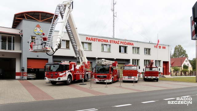 Strażacy z regionu z najnowszymi pojazdami. To lekki samochód rozpoznawczo-ratowniczy i samochód z drabiną mechaniczną o wysokości 42 metrów.
