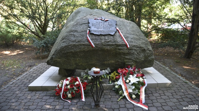 Pod obeliskiem upamiętniającym Ofiary Stalinizmu na szczecińskim Cmentarzu Centralnym złożono kwiaty. W ten sposób uczczono Europejski Dzień Pamięci Ofiar Stalinizmu i Nazizmu.