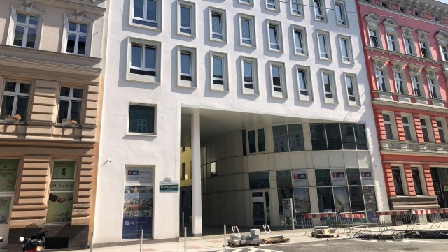 Mieszkańcy Szczecina, którzy ukończyli 70. rok życia, mogą wynająć jedno z trzech lokali. To tzw. mieszkania wspomagane - wyposażone w 24-godzinny monitoring.