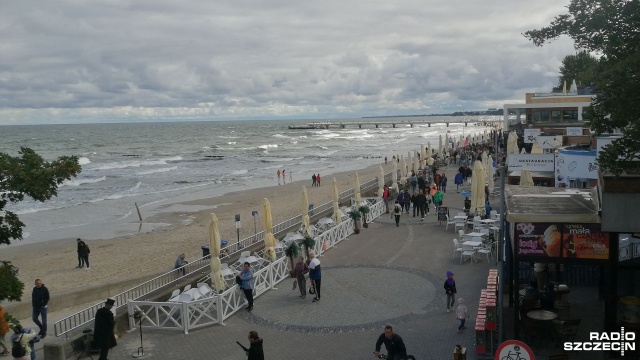 Chociaż wakacje nie dobiegły jeszcze końca to pogoda nad morzem nie rozpieszcza. Reporter Radia Szczecin sprawdził, co w Kołobrzegu robią turyści, gdy aura nie pozwala im na plażowanie.