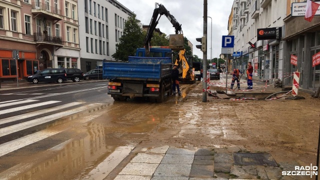 Utrudnienia dla kierowców i mieszkańców w alei Wojska Polskiego. Rano część ulicy została zalana.