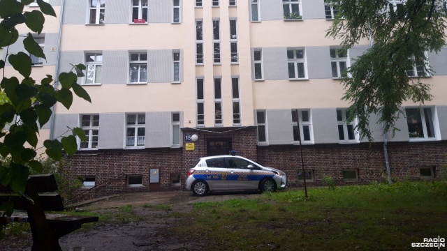 Z kamienicy przy ul. Heleny 15 na Niebuszewie ewakuowano 15 osób, bo budynek zaczął osiadać. Wypłukane fundamenty i pęknięcia mogą być przyczyną osiadania jednej z kamienic na szczecińskim Niebuszewie.