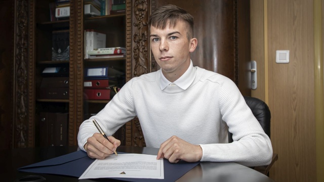 Pomocnik Kacper Smoliński na dłużej w Pogoni. Piłkarz podpisał nową umowę ze szczecińskim klubem.