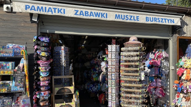 Magnesy na lodówkę, muszelki, mydełka i nalewki bursztynowe, a nawet krzyże zalewane z tzw. złota Bałtyku, to pamiątki, które robiły furorę w tym sezonie letnim na nadmorskich straganach.