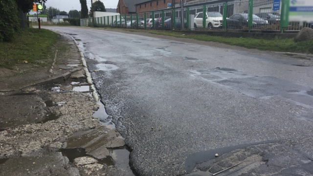 Trwa przebudowa drogi Ustowo - Siadło Górne, ekipy wymieniają asfaltową nakładkę na odcinku ponad 2,5 km odcinku. Remontu na razie jednak nie doczeka się jezdnia w samym Ustowie.