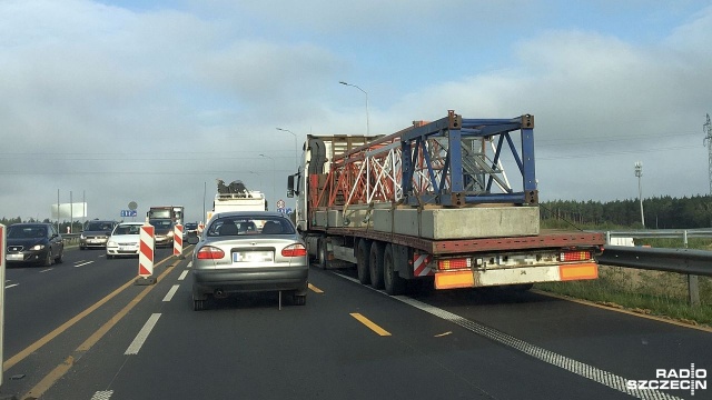Problemy z przejazdem na Węźle Kijewo - po kolizji osobowego Renault i tira Volvo zablokowany jest pas ruchu na wjeździe do Szczecina.