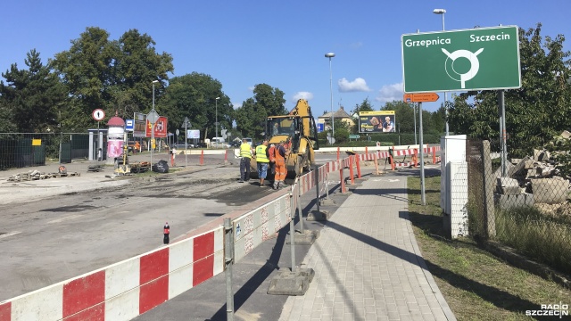 W pobliżu głównego ronda trwa usuwanie awarii kanalizacji deszczowej, zamknięta jest jedna z ulic. Kierowcy są zdezorientowani, bo informacji o tym oraz o objazdach nie ma.