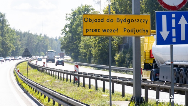 Jednym pasem nad morze i jednym w kierunku Kołbaskowa. Drogowcy wprowadzili nową organizację ruchu na szczecińskim Węźle Kijewo. To w związku z kolejnym etapem przebudowy tego odcinka.