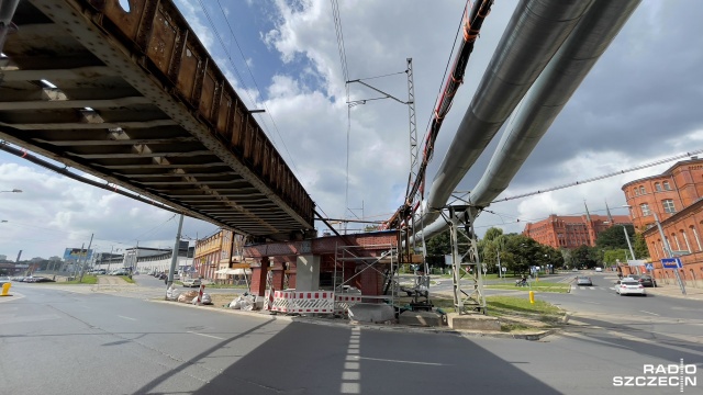 PKP Intercity zmienia od poniedziałku trasy przejazdu pociągów jadących z centrum Polski w kierunku Świnoujścia. Składy te kursować będą z pominięciem stacji Szczecin Główny - zatrzymując się jedynie na stacji Szczecin Dąbie. Podobnie będzie w odwrotnym kierunku.