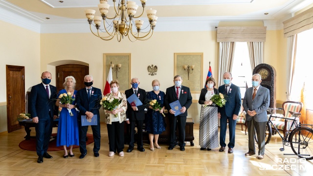 Trzeba potrafić odpuścić, rozmawiać i szukać kompromisów - to recepta na długie i udane małżeństwo. Tak bowiem po 50 latach wspólnego życia mówią pary, które otrzymały medale od Prezydenta RP Za Długoletnie Pożycie Małżeńskie.