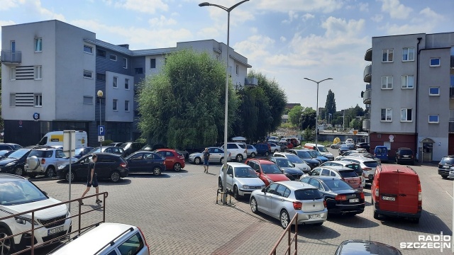 Po dwutygodniowym okresie przejściowym, Straż Miejska w Stargardzie rozpoczęła kontrole na parkingach w centrum miasta. Ma to związek z wprowadzeniem Strefy Ograniczonego Postoju.