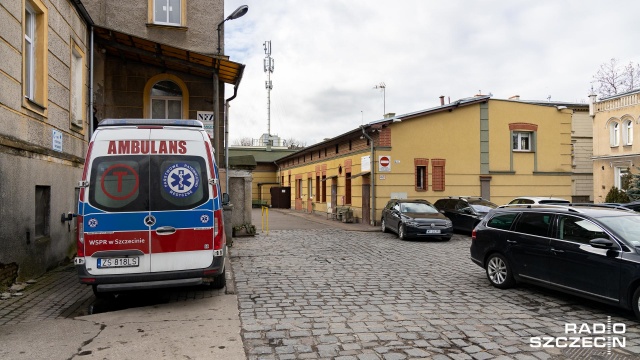 Pogotowie w Szczecinie coraz częściej wyjeżdża do pacjentów zakażonych koronawirusem. Po spokojnych miesiącach z mniejszą liczbą zakażeń, sytuacja niestety zaczyna się pogarszać.
