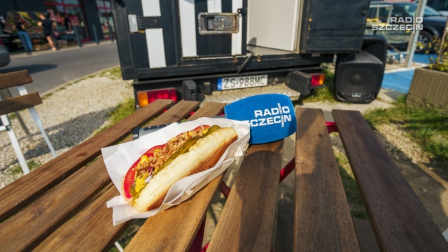 W rytmie hip-hopu powstają te hot dogi. Przepis na Sobotę tym razem z foodtracka Snoop Doggie Hot.