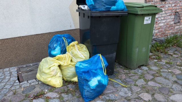 Kto odgrywa spektakl w Goleniowie Takie pytanie mogą zadać sobie mieszkańcy miasta w którym od środy stosy z odpadami będą tylko rosły. W najbliższych dniach nikt nie odbierze śmieci sprzed domów.