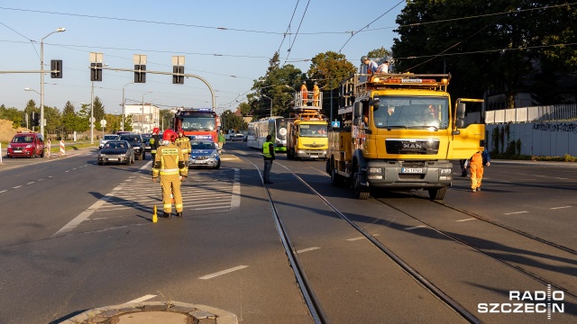 Awaria sieci trakcyjnej w Szczecinie. To w wyniku prac budowlanych u zbiegu ulic Arkońskiej i Wszystkich Świętych. Przez to powstawały utrudnienia.
