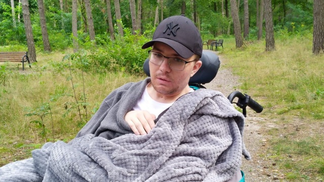Chciał zatrzymać pijanego kierowcę, teraz Jakub Znojek pilnie potrzebuje funduszy na kontynuację kosztownej rehabilitacji. Niestety zbiórka internetowa spowolniła, bo wciąż brakuje prawie 100 tysięcy złotych.