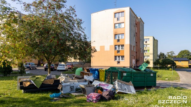 Nie wiedzą co zrobić ze śmieciami. Mieszkańcy Goleniowa rozkładają ręce. Gminie skończyła się umowa na odbiór odpadów. Burmistrz miasta Robert Krupowicz nie porozumiał się z większością lokalnych radnych. Zablokowali oni propozycję podwyżek opłat za wywóz śmieci z 12 na 31 złotych.