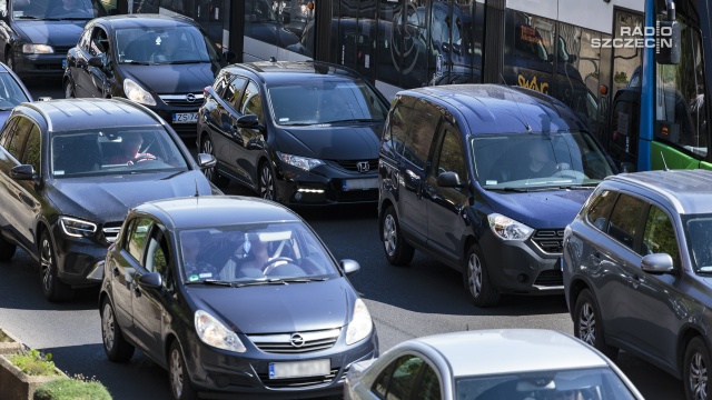 Już pięciu kilometrów sięgają korki na Autostradzie A6 przy dojeździe do węzła Kijewo. Od strony Kołbaskowa kierowcy zwalniają tuż za węzłem Podjuchy, a od strony Goleniowa chwilę po minięciu węzła Rzęśnica.