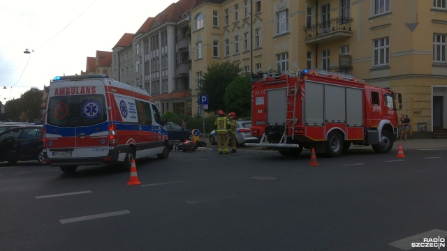 Motocyklista zderzył się z samochodem osobowym na skrzyżowaniu ulic 5 lipca i Bolesława Śmiałego w Szczecinie.