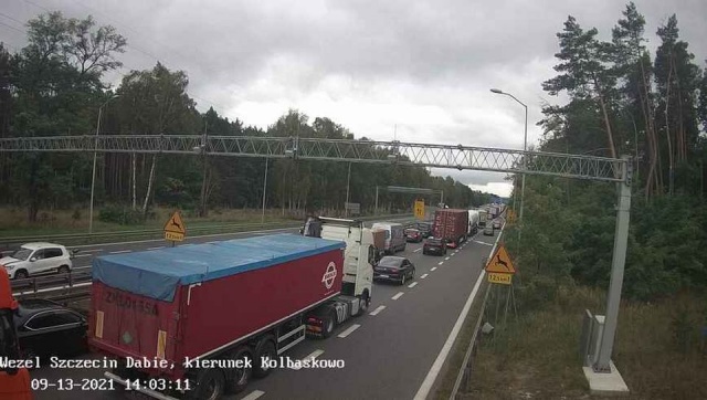 Zakorkowana autostrada A6 przy dojeździe do węzła Kijewo. Od strony Goleniowa zator ten widoczny jest tuż po minięciu węzła Rzęśnica.