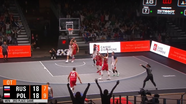 Polscy koszykarze 3x3, którzy w niedzielę zdobyli w Paryżu brązowy medal mistrzostw Europy, wrócili do kraju.