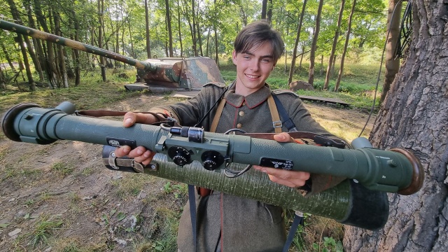 Został wyprodukowany w latach 30. XX w. we Francji. W czasie II wojny światowej służył Niemcom. Po wojnie trafił do Finlandii, a stamtąd do USA, gdzie zagrał między innymi w Szeregowcu Ryanie i Kompani Braci. Mowa o dalmierzu, który oglądać można w świnoujskim Muzeum Obrony Wybrzeża.