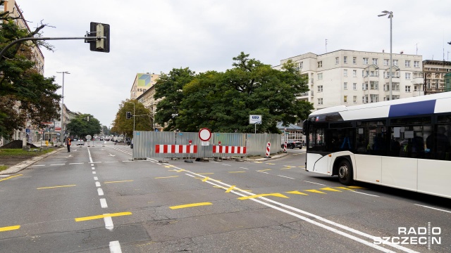 Rozpoczął się pierwszy etap przebudowy alei Wojska Polskiego w Szczecinie. Chodzi o Plac Zgody, na którym drogowcy wyłączyli w środę z ruchu środkowy pas jezdni.