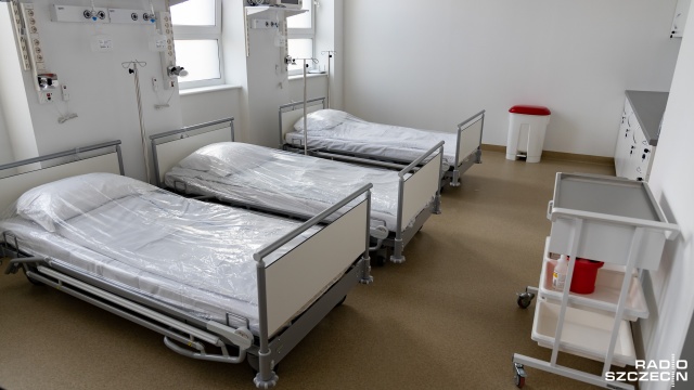 Dzięki szczepieniom przeciwko koronawirusowi mamy w regionie znacznie mniej hospitalizacji niż w ubiegłym roku - mówi Joanna Jursa-Kulesza ze Szpitala Wojewódzkiego w Szczecinie.