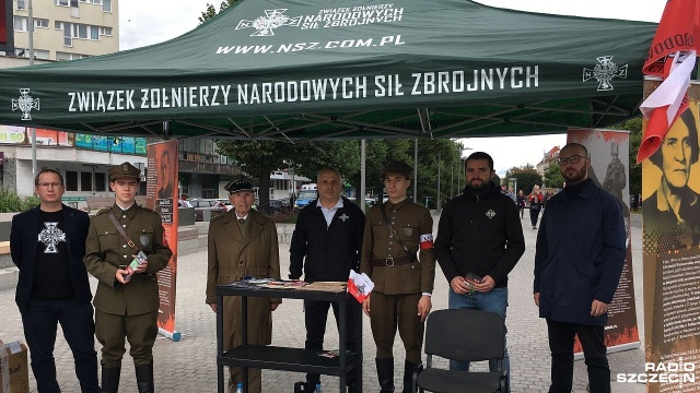 79. rocznicę powstania obchodzą Narodowe Siły Zbrojne. Z tej okazji na Placu Adamowicza w Szczecinie stanął namiot, w którym członkowie NSZ informują o swojej działalności.
