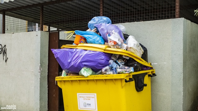 Pełne kosze i śmieci na chodnikach - tak wygląda centrum Goleniowa. Od dwóch tygodni z miasta nie są wywożone śmieci. Gminie skończyła się umowa na odbiór odpadów.